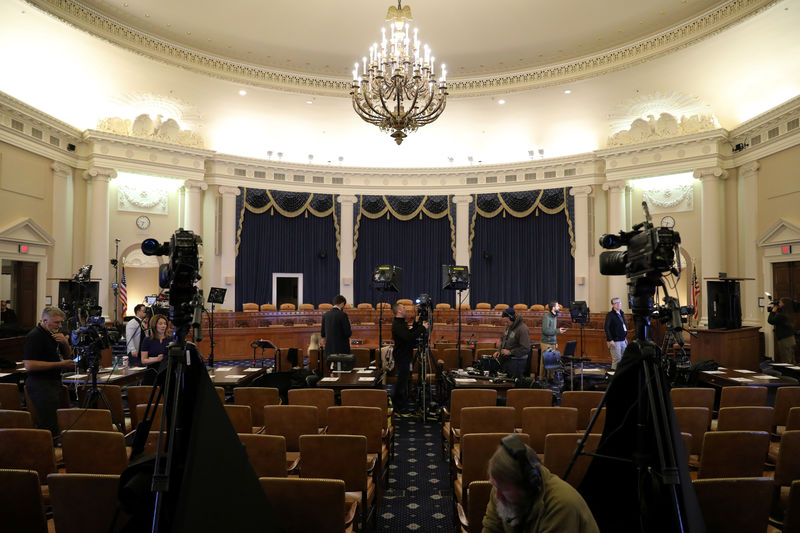 © Reuters. Equipes de TV posicionadas para audiências do inquérito de impeachment do presidente dos EUA, Donald Trump, no Congresso