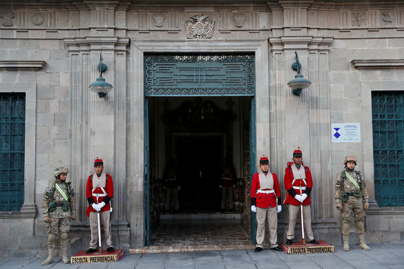 Presidente interina chega à sede do governo da Bolívia; protestos continuam