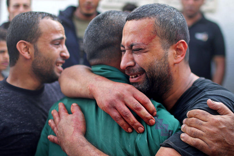 © Reuters. ارتفاع عدد القتلى في غزة إلى 23 فلسطينيا في اليوم الثاني من القصف