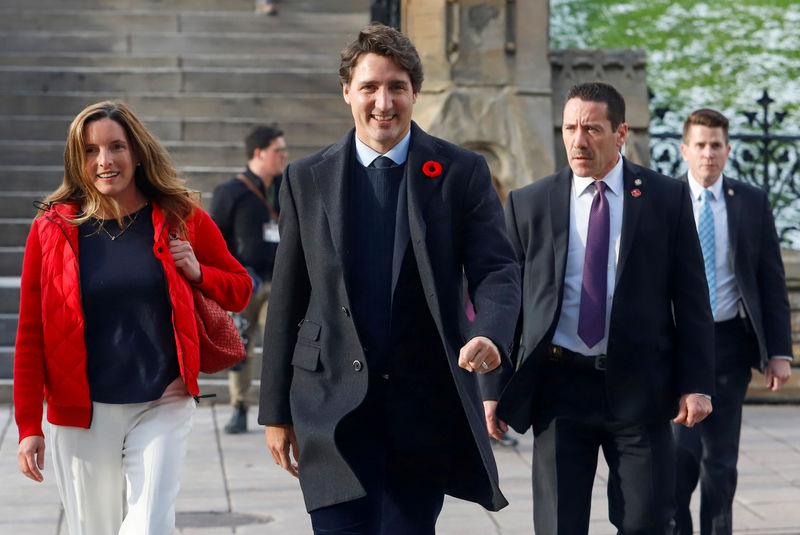 © Reuters. FILE PHOTO: Canada's PM Trudeau walks to a Liberal caucus meeting in Ottawa