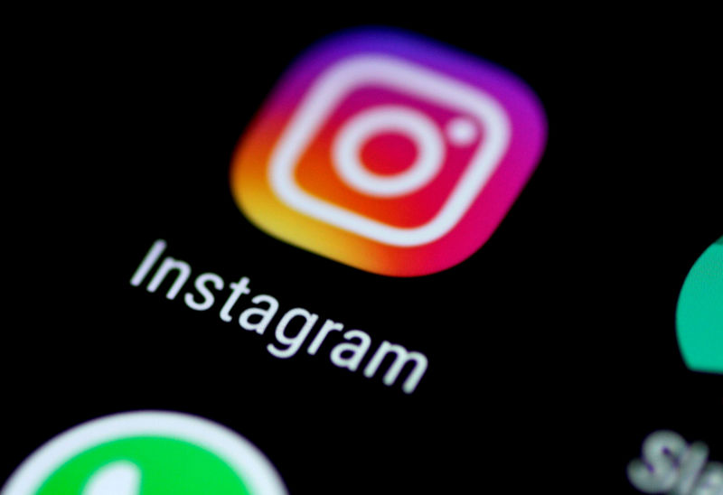 © Reuters. FILE PHOTO: The Instagram application is seen on a phone screen