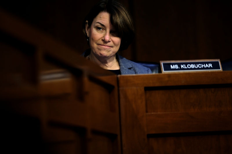 © Reuters. La senadora estadounidense Amy Klobuchar (D-MN) escucha al presidente de la Junta de la Reserva Federal Jerome Powell testificar ante un Comité Económico Conjunto sobre 