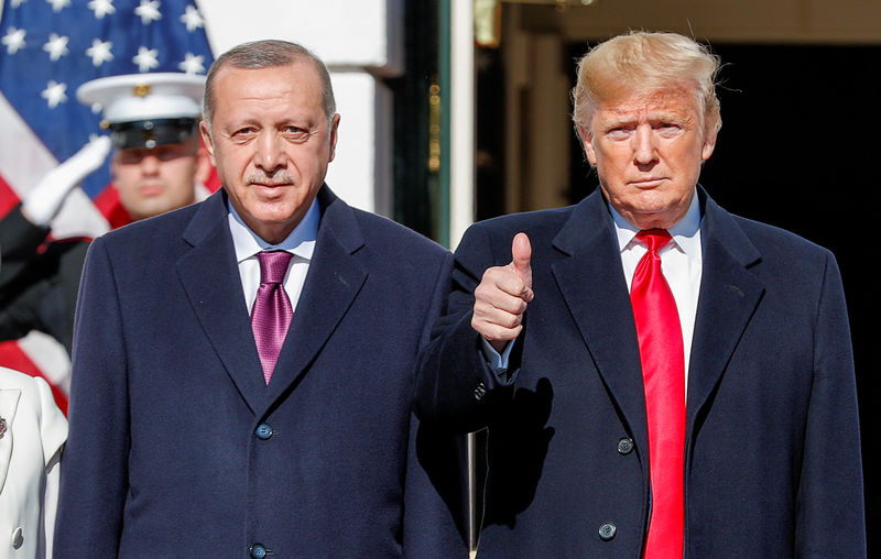 © Reuters. U.S. President Donald Trump welcomes Turkey's President Erdogan at the White House in Washington