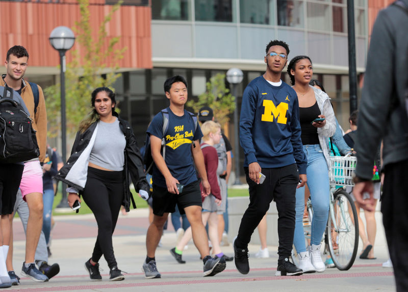 © Reuters. FILE PHOTO: Students walk on campus at the University of Michigan in Ann Arbor