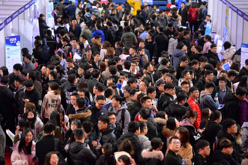 © Reuters. FILE PHOTO:  Students are seen at a job fair for graduates at a university in Shenyang, Liaoning