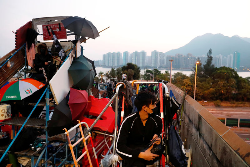 © Reuters. 香港で抗議デモ続く、学生は大学に立てこもり