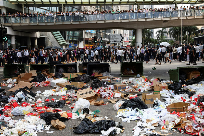 © Reuters. هونج كونج تعلق الدراسة في جميع المدارس حتى يوم الأحد بسبب الاحتجاجات