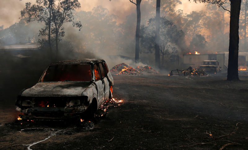 Los australianos huyen de los incendios que arrasan zonas del este y el oeste