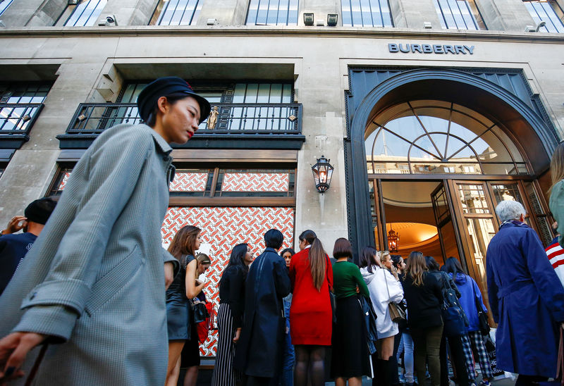 © Reuters. FILE PHOTO: People queue outside a Burberry store on Regent Street, London