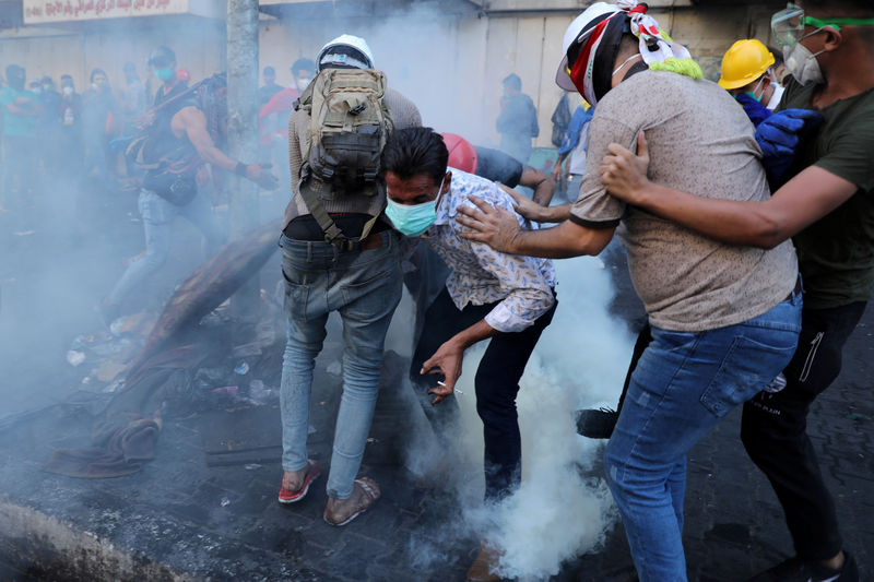 © Reuters. الشرطة العراقية ومسعفون: قتيلان و35 مصابا في احتجاجات بغداد
