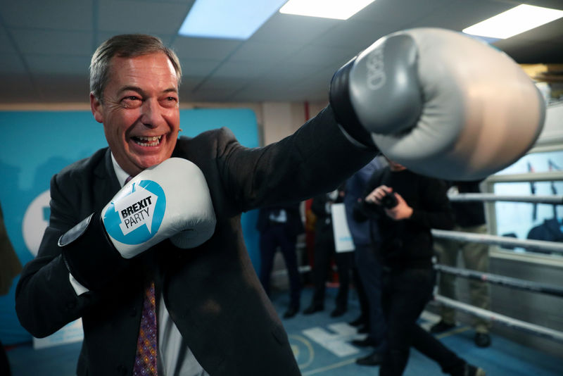 © Reuters. Brexit Party leader Nigel Farage wears boxing gloves during a visit at a boxing gym in Ilford