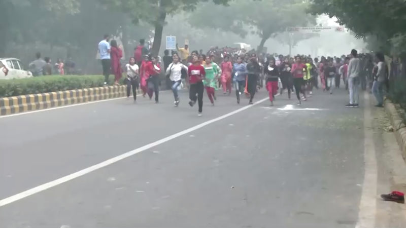 أطفال يشاركون في سباق ركض رغم إغلاق المدارس بسبب التلوث في نيودلهي