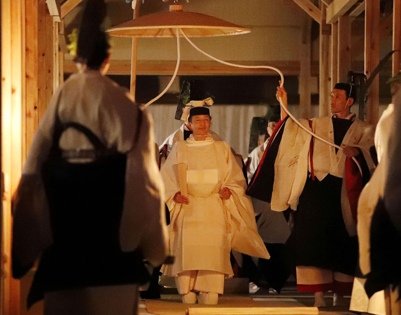 © Reuters. إمبراطور اليابان يبدأ آخر طقوس تتويجه.. قضاء الليل مع إلهة الشمس