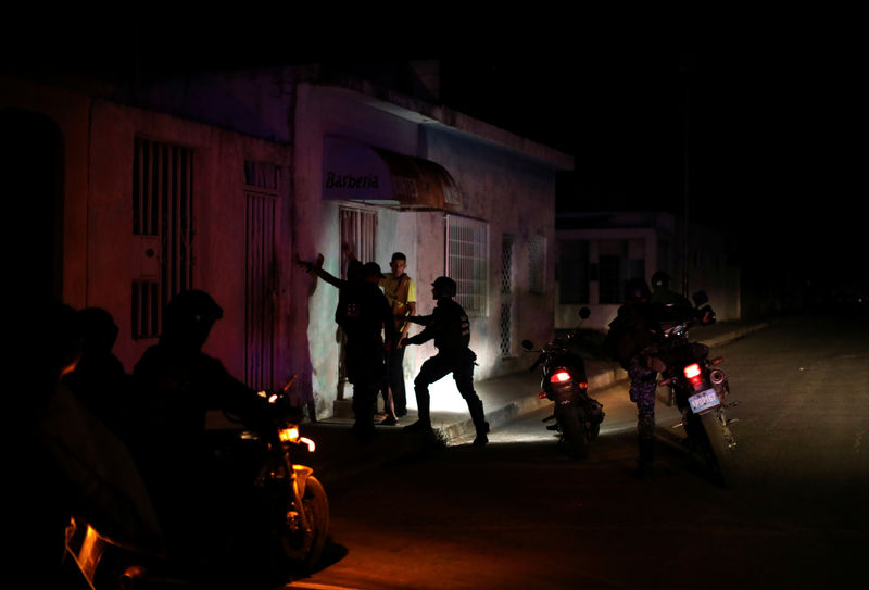 REPORTAJE ESPECIAL-Escuadrón de élite de la policía infunde el terror en los barrios de Venezuela