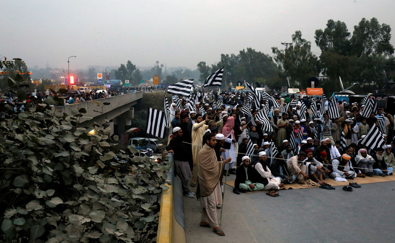 احتجاجات باكستان أغلقت الطرق لكنها فشلت في الإطاحة برئيس الوزراء