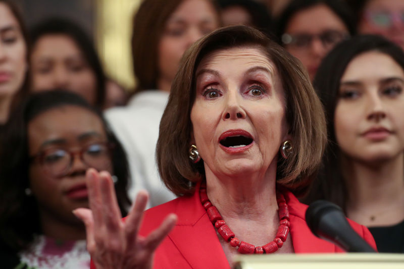 © Reuters. U.S. House Speaker Pelosi greets DACA recipients at a news conference with Democratic congressional leaders at the U.S. Capitol in Washington