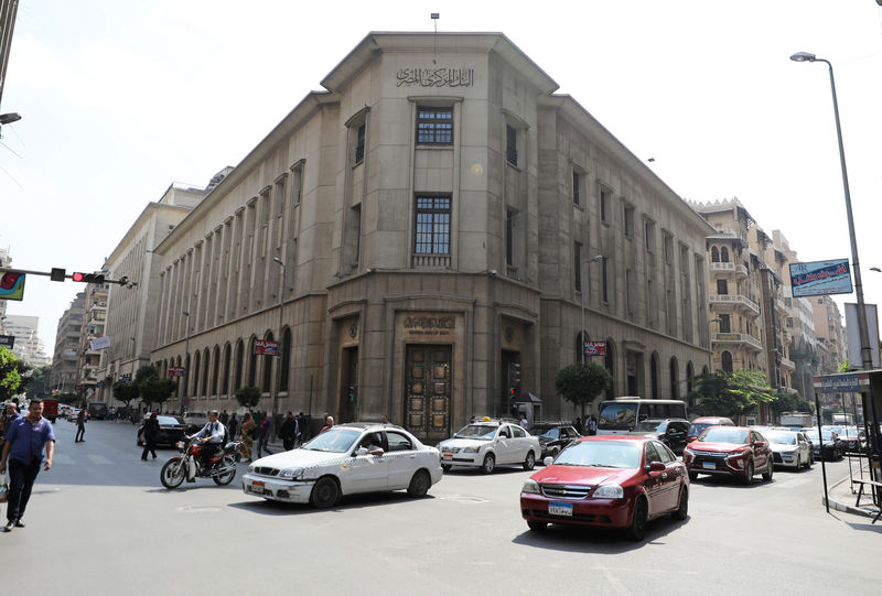 © Reuters. المركزي المصري يخفض أسعار الفائدة للمرة الثالثة على التوالي