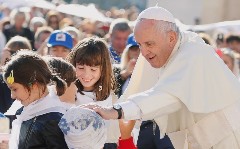 البابا فرنسيس يقول شركات التكنولوجيا مسؤولة عن سلامة الأطفال