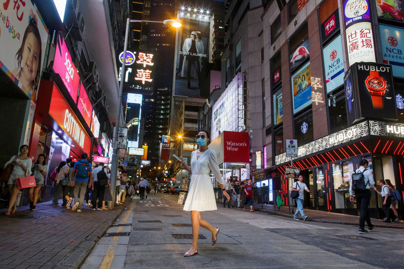 © Reuters. FILE PHOTO: A woman crosses a street in the Central business district in Hong Kong