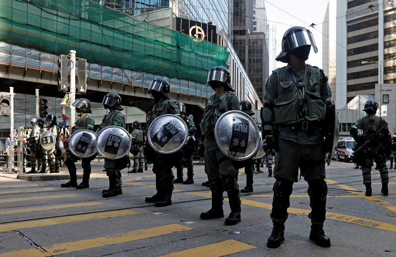 © Reuters. 香港司法長官が英国で「暴徒」に襲われる、中国が非難　続く抗議デモ
