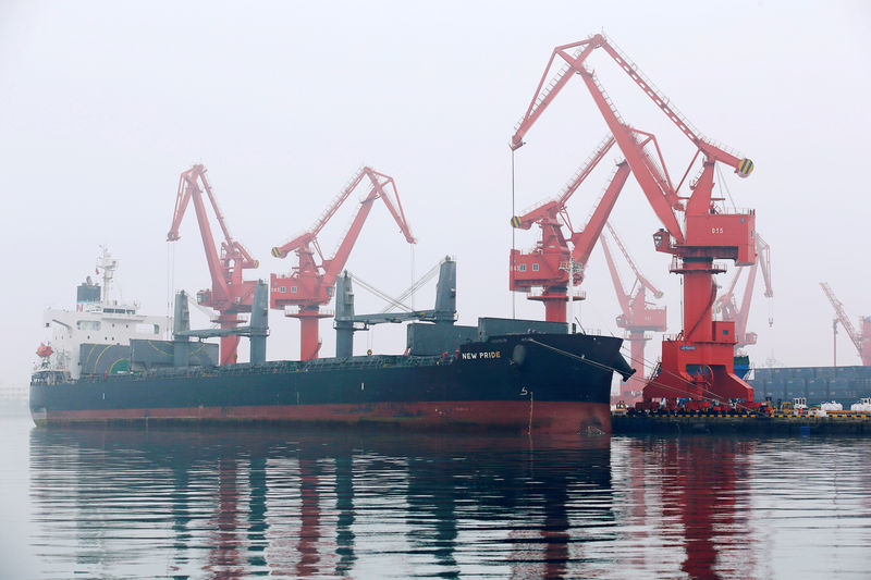 © Reuters. FILE PHOTO: A crude oil tanker is seen at Qingdao Port, Shandong province