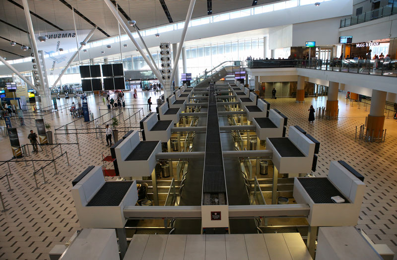 © Reuters. Los mostradores abandonados son vistos cuando los trabajadores de South African Airways (SAA) derribaron herramientas el viernes en una huelga por salarios y recortes de empleos, en el Aeropuerto Internacional de Ciudad del Cabo