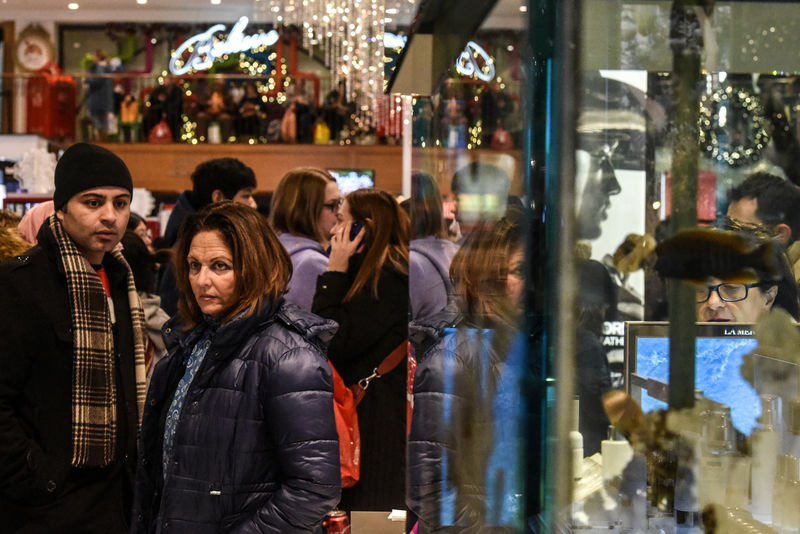 © Reuters. People shop during a Black Friday sales event at Macy's flagship store in New York City