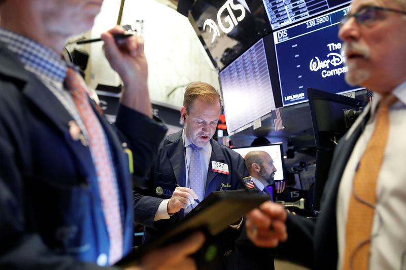 © Reuters. Traders work on the floor at the NYSE in New York