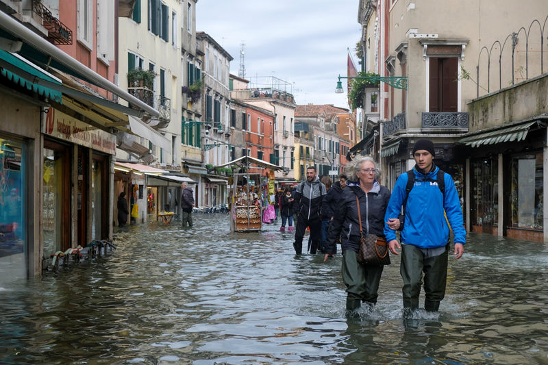 موجة مد عاتية جديدة تجتاح مدينة البندقية الإيطالية