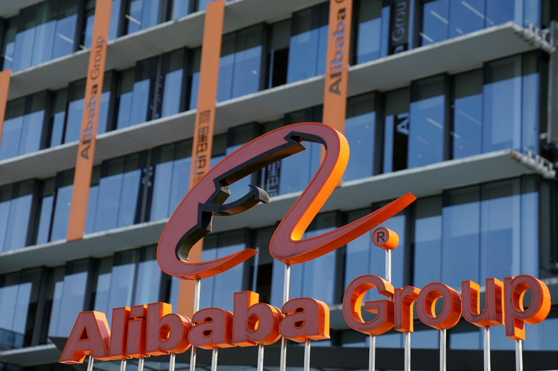 © Reuters. Logo di Alibaba presso la sede della società a Hangzhou.