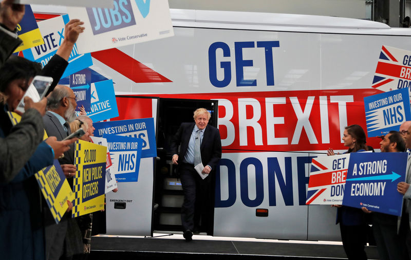 © Reuters. Britain's Prime Minister Boris Johnson leaves the general election campaign trail bus in Manchester