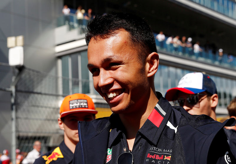 Albon é mais rápido, até bater durante treino em Interlagos