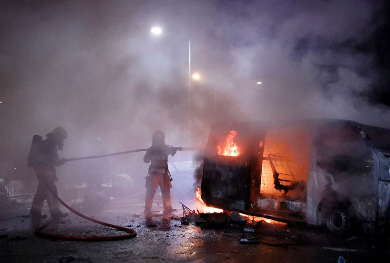 Bloqueio de rodovia mostra divisões em movimento de protesto de Hong Kong