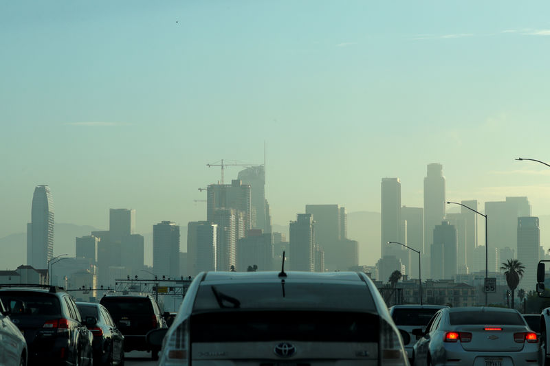 © Reuters. FILE PHOTO: Commuters navigate early morning traffic as they drive towards downtown in Los Angeles, California