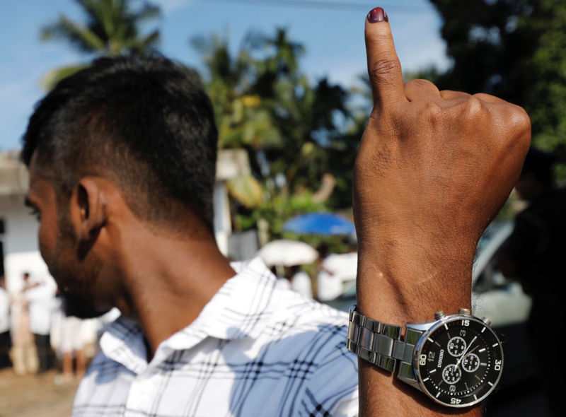 © Reuters. الناخبون في سريلانكا يختارون رئيسا جديدا لإنهاء الانقسامات بعد هجمات عيد الميلاد