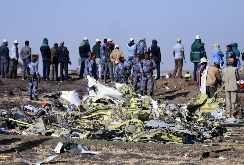 © Reuters. Ethiopian Federal policemen stand at the scene of the Ethiopian Airlines Flight ET 302 plane crash, near the town of Bishoftu