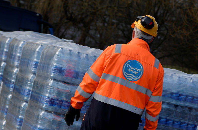 © Reuters. A Thames Water operative views pallets of bottled water for distribution in Hampstead in London, Britain
