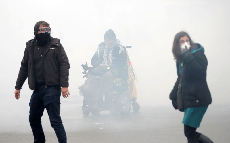 La policía francesa usa gas lacrimógeno y cañones de agua en el aniversario de los &quot;chalecos amarillos&quot;