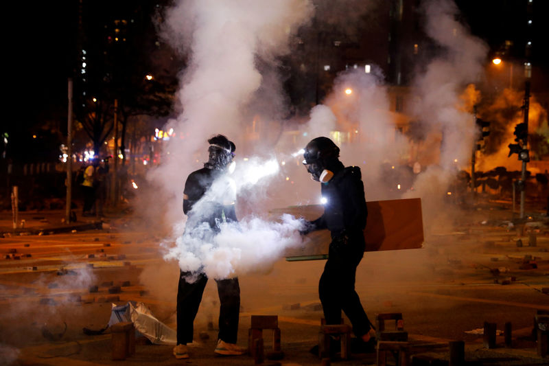 © Reuters. NOUVEAUX INCIDENTS ET MANIFESTATION PRO-CHINOISE À HONG KONG