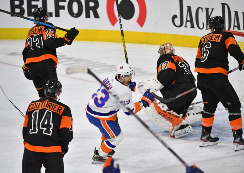 NHL roundup: Isles rally past Flyers to keep streak alive