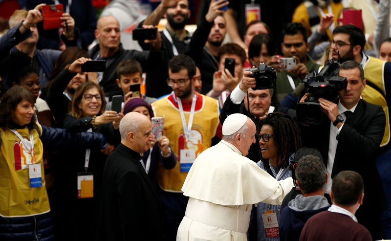 Guess who's coming to lunch? Pope hosts meal for 1,500 needy people