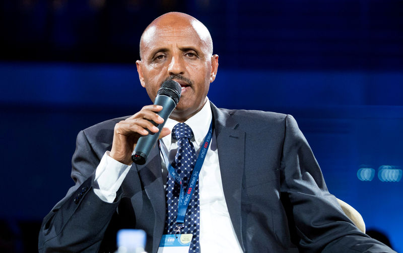 © Reuters. FILE PHOTO: Ethiopian Airlines Chief Executive Officer Tewolde Gebremariam speaks at the Africa CEO Forum in Kigali