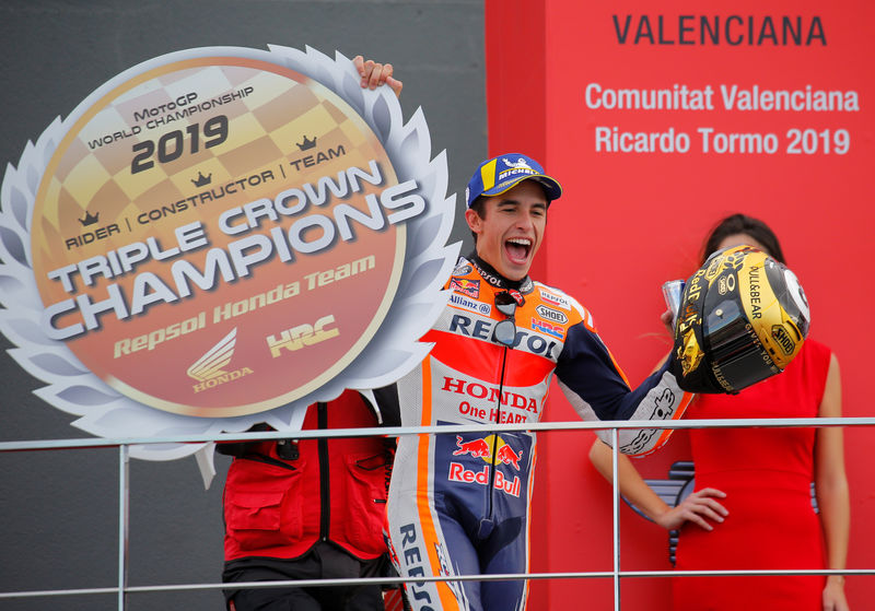 Márquez triunfa en Valencia para dar a Honda la triple corona
