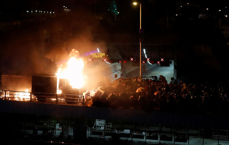 شرطة هونج كونج تهدد باستخدام الرصاص ضد المحتجين