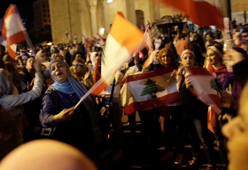أزمة لبنان تدفع شبانه للهجرة