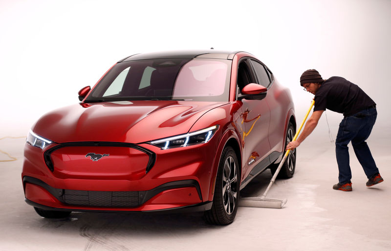 © Reuters. Ford Motor Co. shows the all-new electric Mustang Mach-E vehicle for a photo shoot at a studio in Warren, Michigan