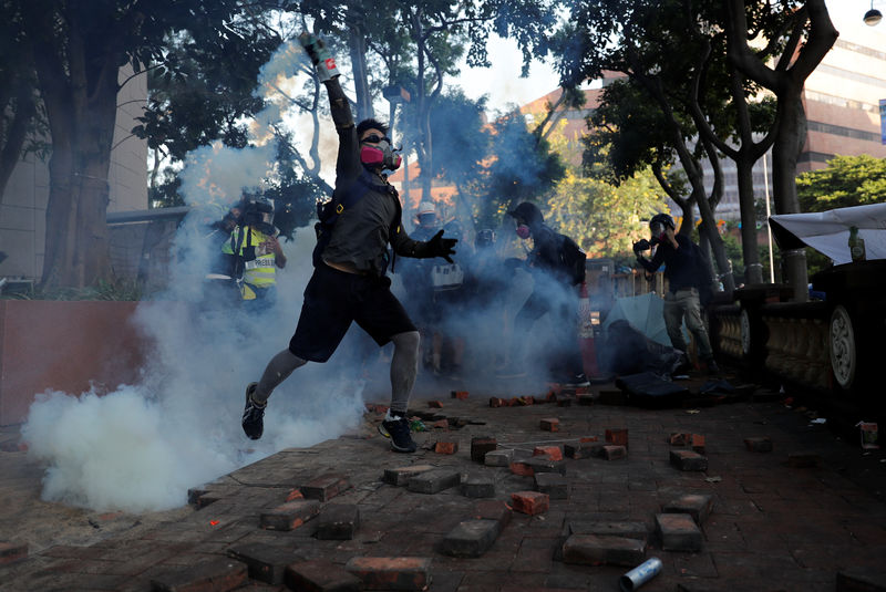 © Reuters. LA POLICE DE HONG KONG ASSIÈGE UN CAMPUS UNIVERSITAIRE