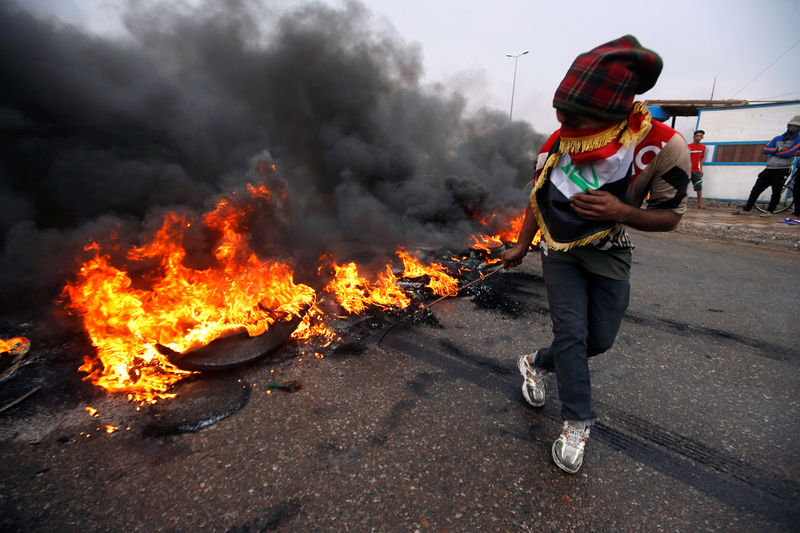 © Reuters. FILE PHOTO:  Iraqi protesters burn tires during the ongoing anti-government protests in Basra