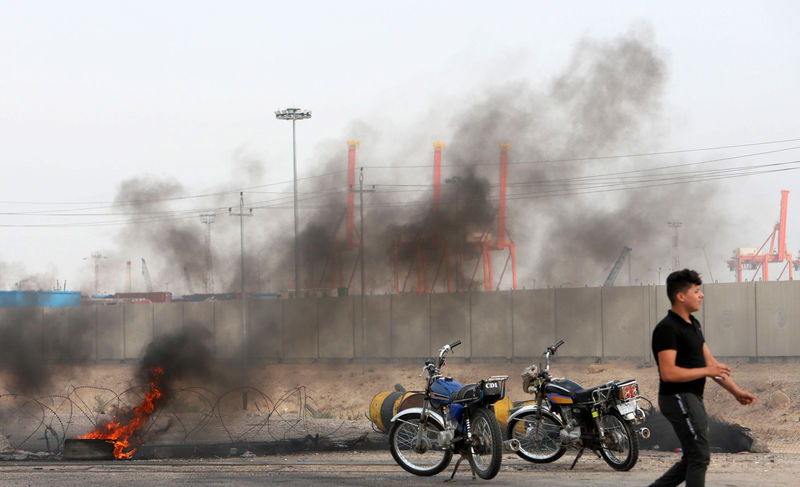 © Reuters. مصادر: محتجون يسدون مدخل ميناء أم قصر العراقي