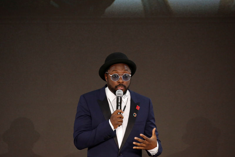 Qantas urges rapper will.i.am to withdraw racism accusation against staffer